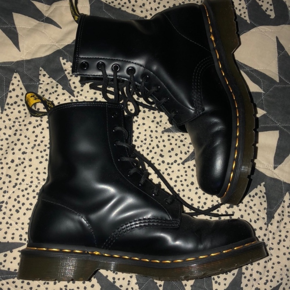 1460 Women’s Smooth Leather Lace-Up Boots Doc Martens
